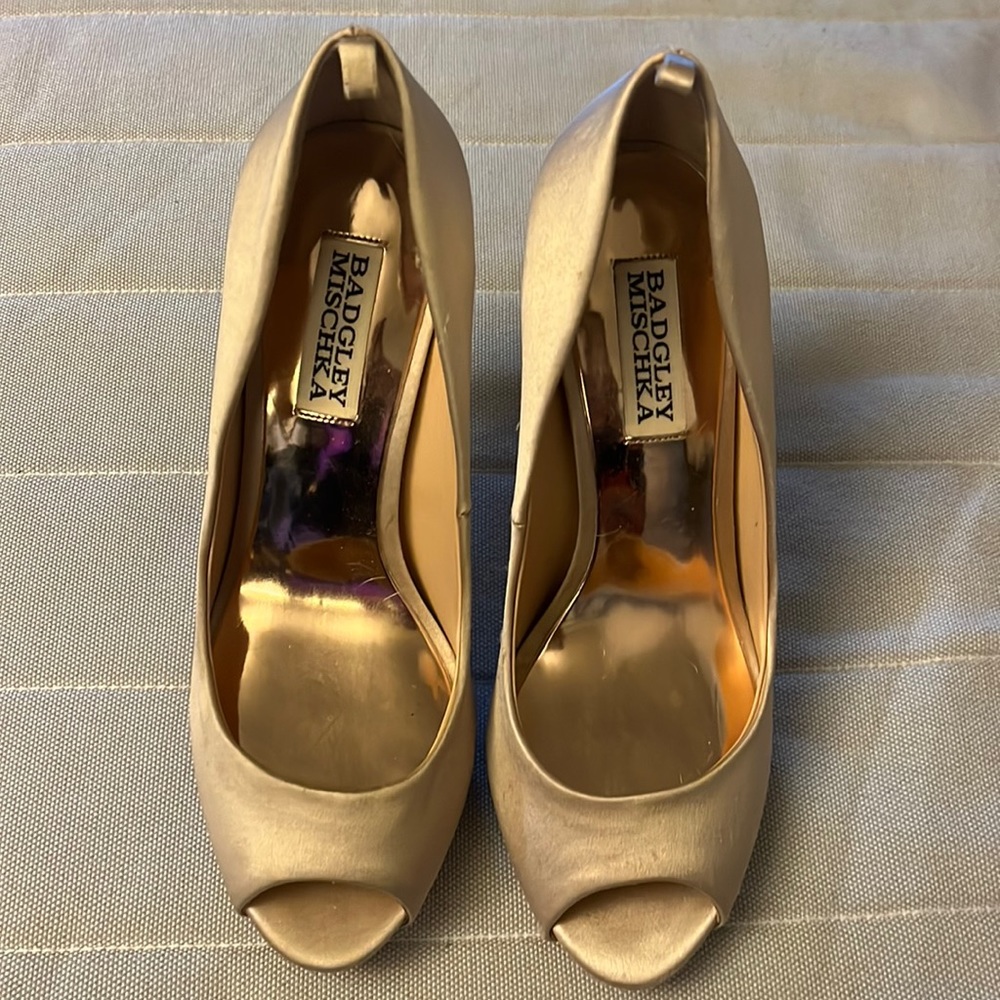 Size 6 - Badgley Mischka. Champagne golf high heels . Pre -loved